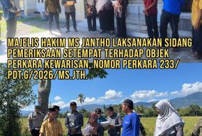 Majelis Hakim Mahkamah Syar’iyah Jantho melaksanakan pemeriksaan setempat (descente) terhadap objek perkara kewarisan Nomor 233/Pdt.G/2026/MS.jth